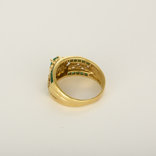Anillo de oro amarillo de 18k Esmeralda