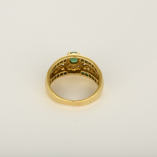 Anillo de oro amarillo de 18k Esmeralda