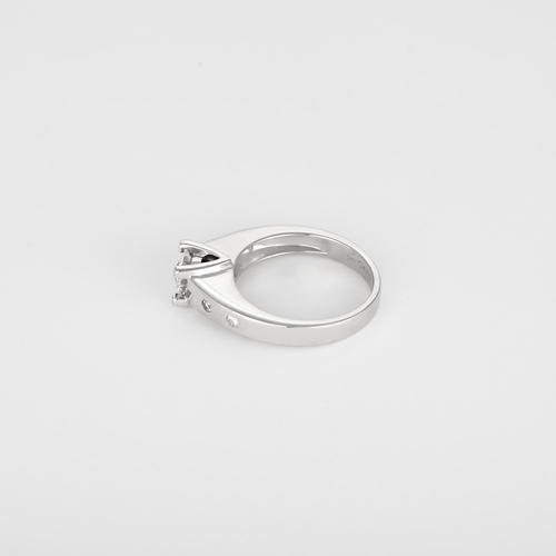 Anel em Ouro branco 18k Diamante