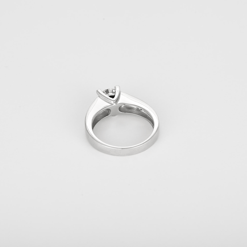 Anel em Ouro branco 18k Diamante
