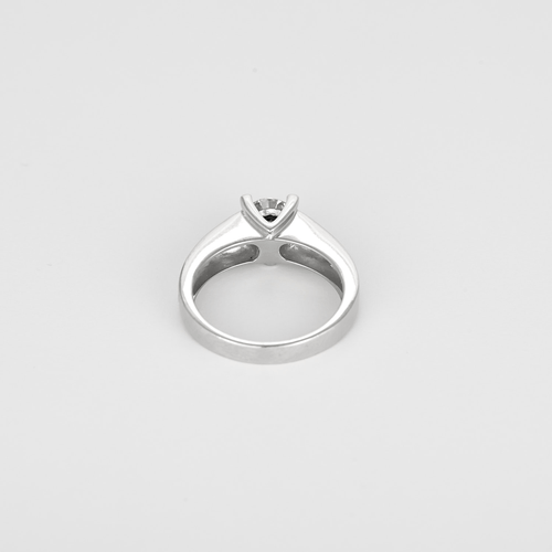Anel em Ouro branco 18k Diamante