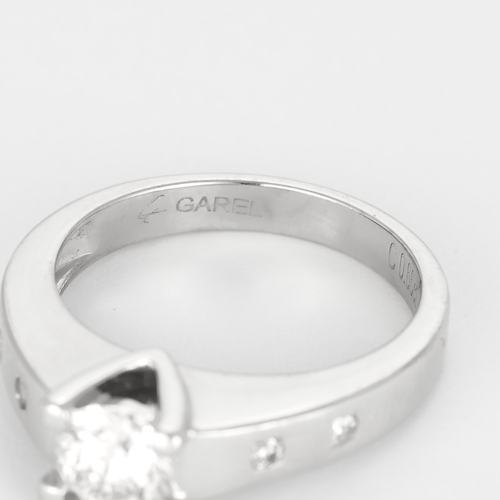 Anel em Ouro branco 18k Diamante