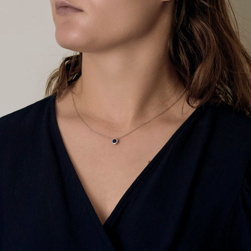 Delicado colar em ouro branco, safira e diamantes