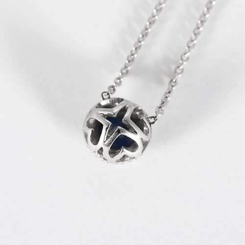 Delicado colar em ouro branco, safira e diamantes