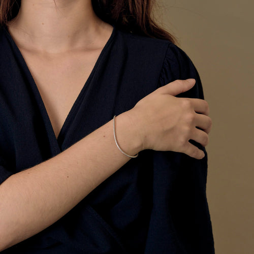 Messika - Elegancka bransoletka typu bangle mouvementé z białego złota 18K