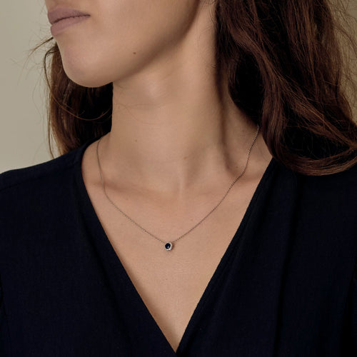 Délicat collier en or blanc, saphir et diamants 58 Facettes DV32403-1