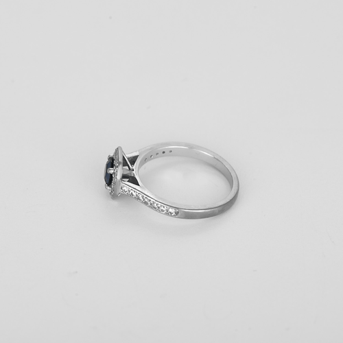 47 Bague en or gris saphir entourage petits diamants 58 Facettes DV31435-6