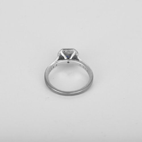 47 Bague en or gris saphir entourage petits diamants 58 Facettes DV31435-6