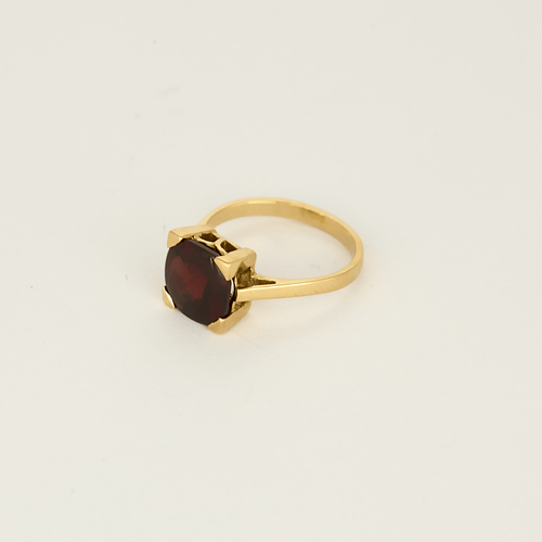Ring aus Gelbgold und Almandin-Granat