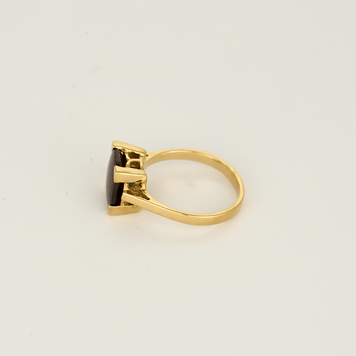 Ring aus Gelbgold und Almandin-Granat