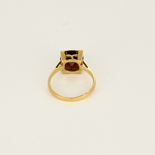 Ring aus Gelbgold und Almandin-Granat