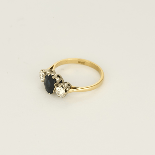 White gold ring with sapphire and diamonds