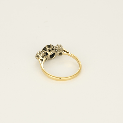 White gold ring with sapphire and diamonds