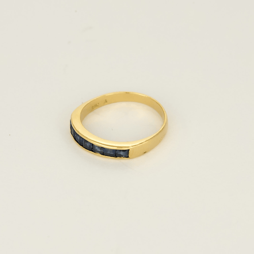 Elegante slagring in geelgoud en gekalibreerde saffieren