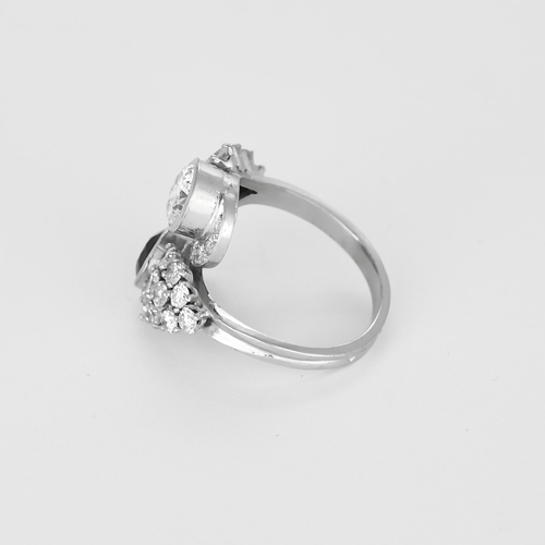 Ring aus 18k Weißgold Diamant und Saphir