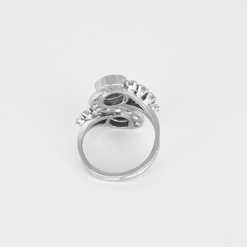 Ring aus 18k Weißgold Diamant und Saphir