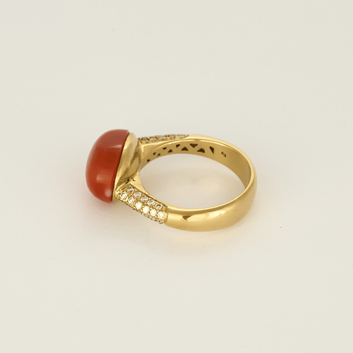 Anello in oro giallo corallo e diamanti