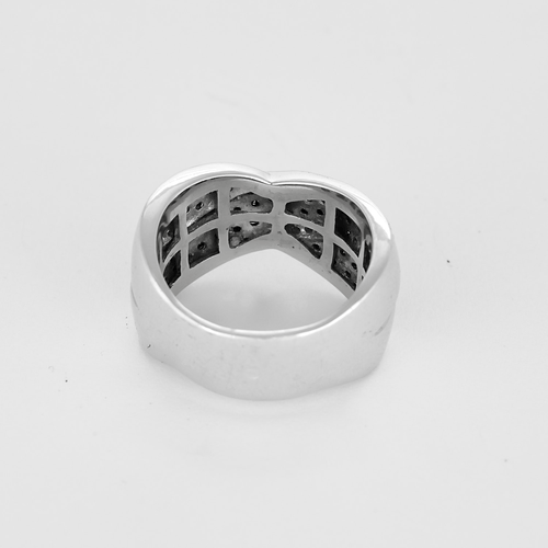Ring aus Weißgold, Diamanten und schwarzen Diamanten