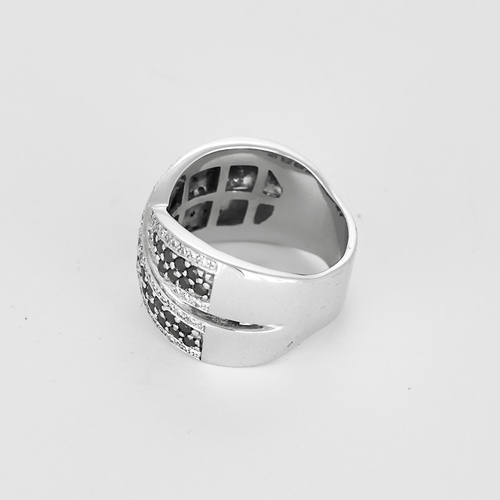 Ring aus Weißgold, Diamanten und schwarzen Diamanten