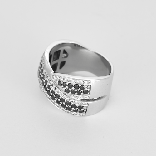 Ring aus Weißgold, Diamanten und schwarzen Diamanten