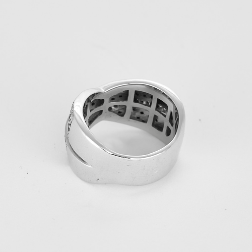 Ring aus Weißgold, Diamanten und schwarzen Diamanten