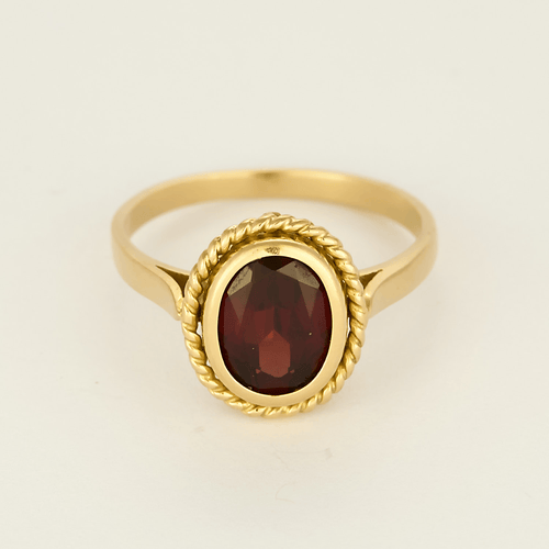 Elegant yellow gold and almandine garnet ring
