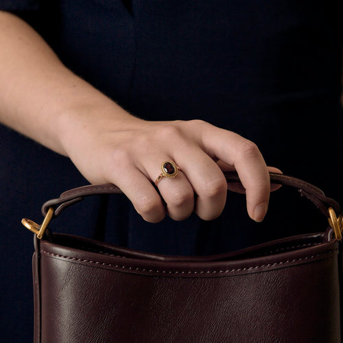 Elegant yellow gold and almandine garnet ring