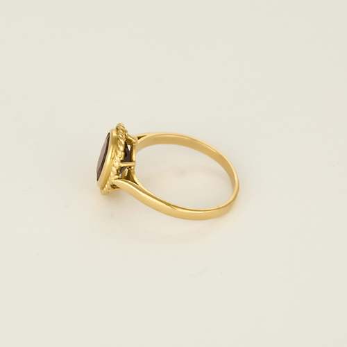 Elegant yellow gold and almandine garnet ring