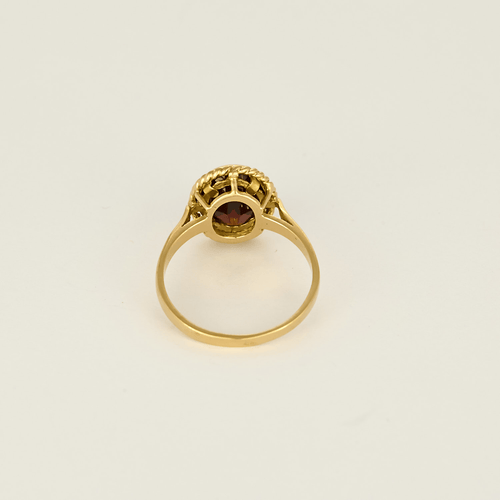 Elegant yellow gold and almandine garnet ring
