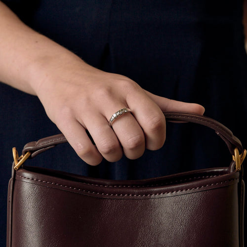 Armbandring i vitguld, tre briljantslipade diamanter