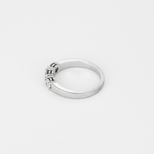 Armbandring i vitguld, tre briljantslipade diamanter