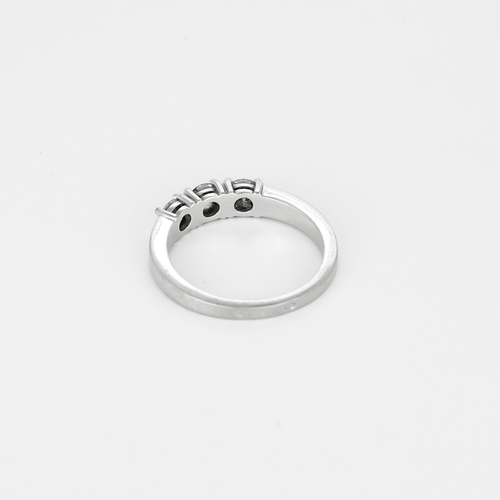 Armbandring i vitguld, tre briljantslipade diamanter