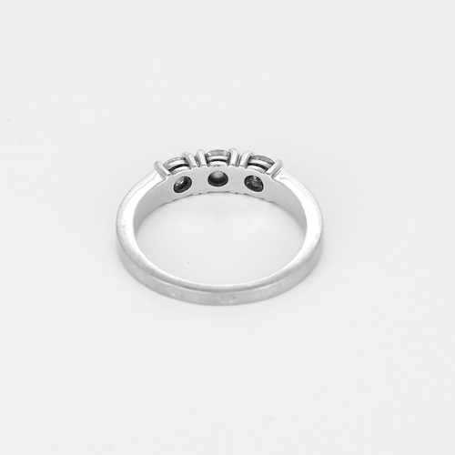 Armbandring i vitguld, tre briljantslipade diamanter
