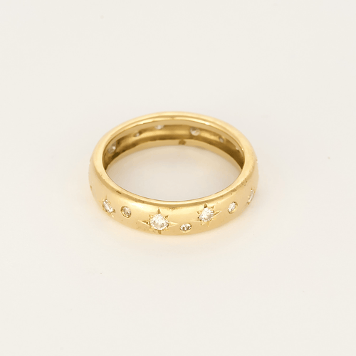 Anel em ouro amarelo, diamantes, engaste estrelado
