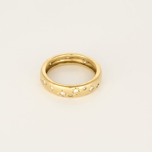 Anel em ouro amarelo, diamantes, engaste estrelado