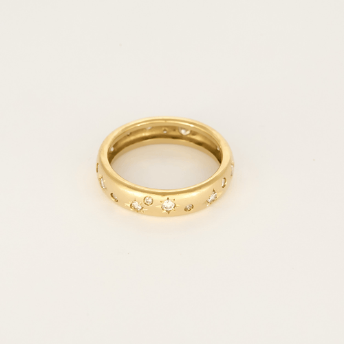Anel em ouro amarelo, diamantes, engaste estrelado