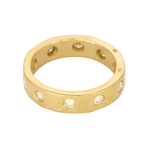 Anel tipo aliança em ouro amarelo martelado e diamantes: cerca de 1 quilate