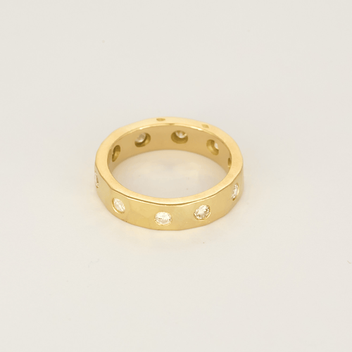 Anel tipo aliança em ouro amarelo martelado e diamantes: cerca de 1 quilate