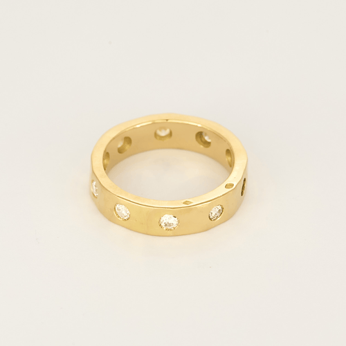 Anel tipo aliança em ouro amarelo martelado e diamantes: cerca de 1 quilate