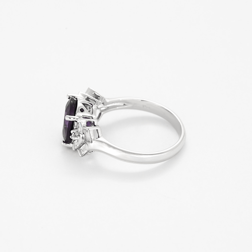 Ring aus Weißgold, Amethyst und Diamanten
