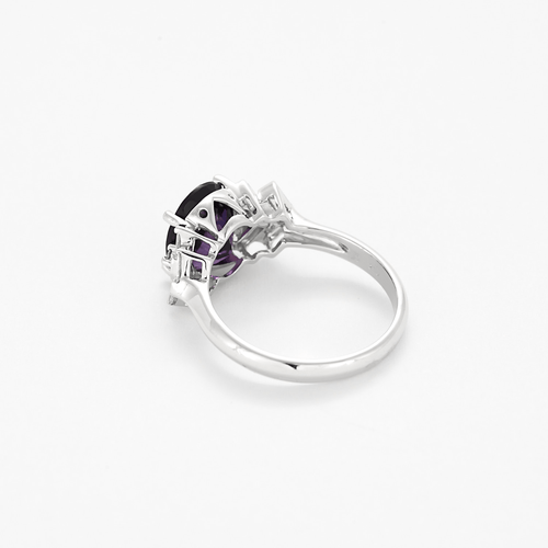 Ring aus Weißgold, Amethyst und Diamanten