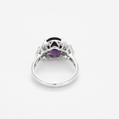 Ring aus Weißgold, Amethyst und Diamanten