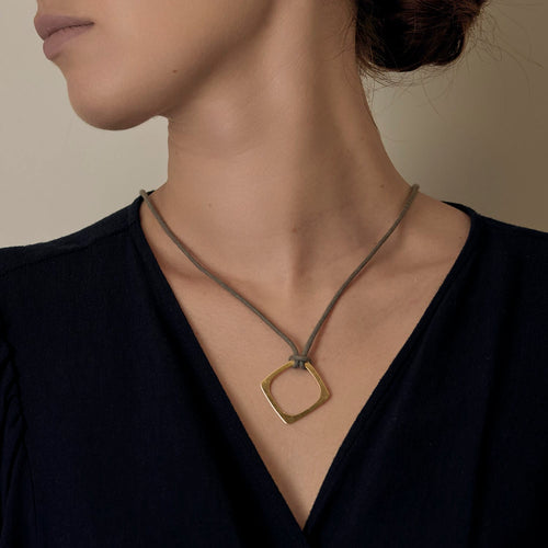 Dinh Van - Impression - Halsband i gult guld, grått snöre