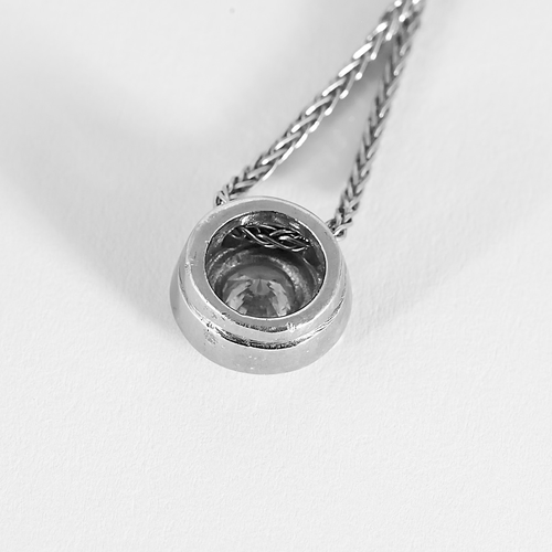 Colar em ouro branco e diamantes: cerca de 0,20 quilates