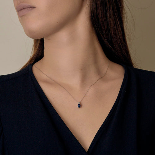 White gold necklace, diamonds and oval sapphire: 0.90 carat