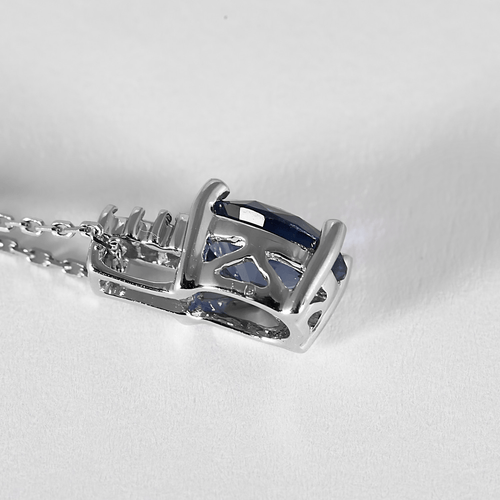 White gold necklace, diamonds and oval sapphire: 0.90 carat