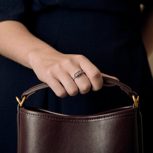 Ring i vitguld, kalibrerade syntetiska rubiner och diamanter