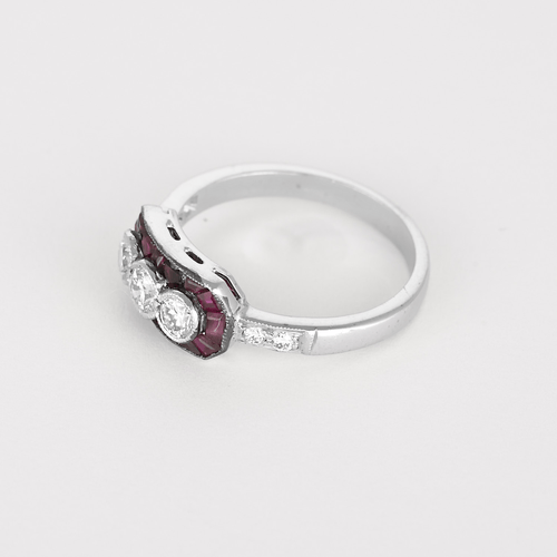 Ring i vitguld, kalibrerade syntetiska rubiner och diamanter