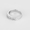 Anel jonc em ouro branco, diamantes baguete e diamantes brilhantes