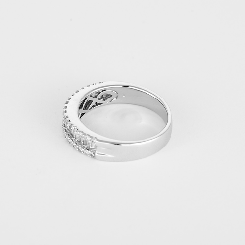 Anel jonc em ouro branco, diamantes baguete e diamantes brilhantes